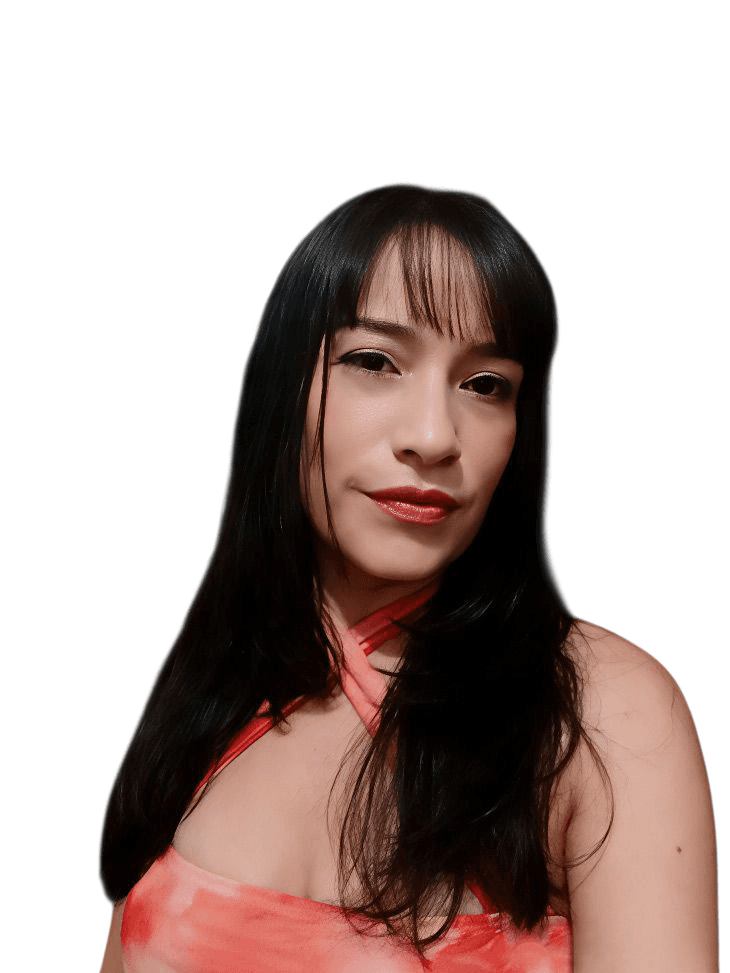 Mujer de cabello largo negro con flequillo y blusa coral sobre un fondo blanco.