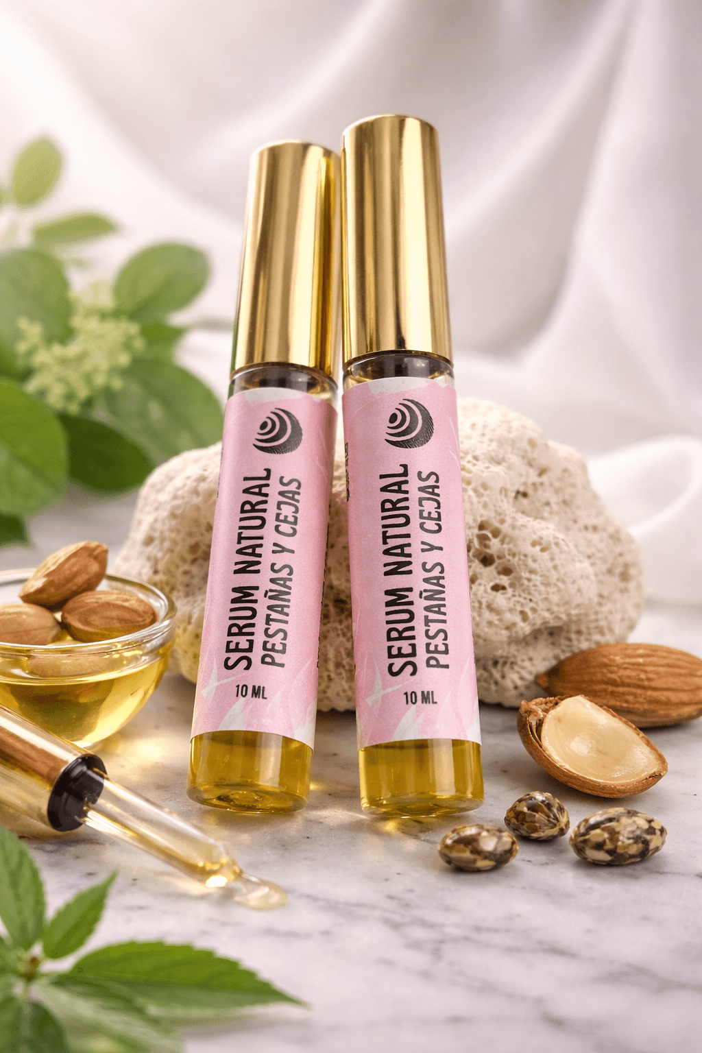Dos frascos de sérum para pestañas y cejas con almendras, semillas de ricino y aceite.